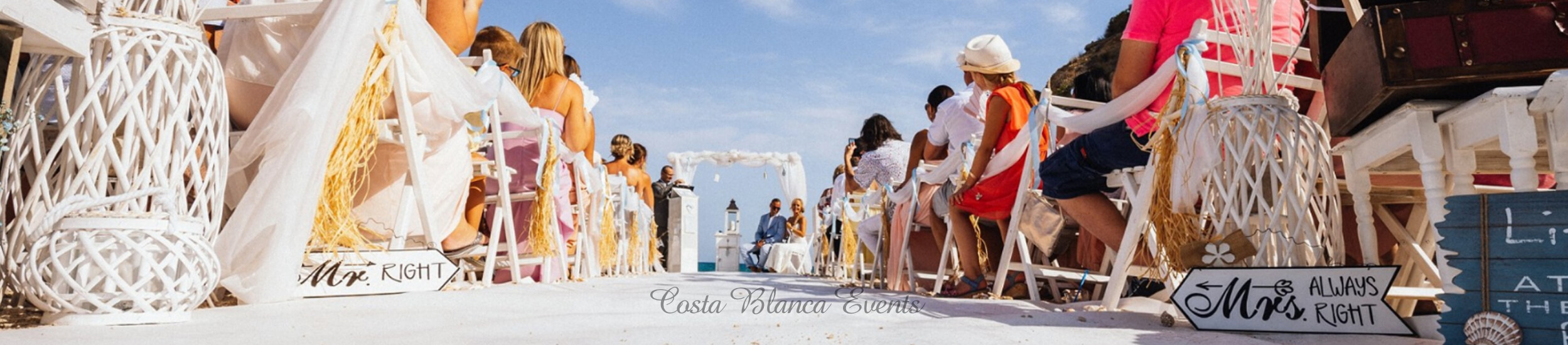 Boda en la playa en España, en una hermosa playa de arena blanca 
